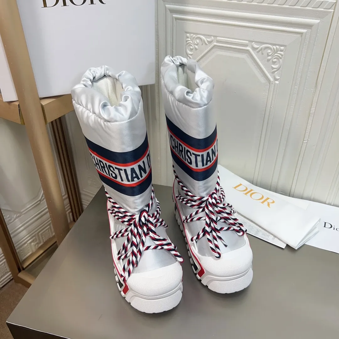 Men's shoes p600! The highest version on the market, Dior Dior's king style snow boots, ski boots, fat and cute, so cute →_→ from the DiorAlps limited series, unique. Shiny nylon Oblique print upper with criss-cross straps for an ideal fit. The technical fabric of the boot shaft, short-cut version, can be worn in the city or in the mountains. It makes the calf slimmer and taller, warm and concave. The boot shaft and sole are made of original waterproof padded lining. The embroidered fabric is original star ⭐ rubber non-slip thick sole and multi-module combination outsole. The size is 35-40. 41Customized